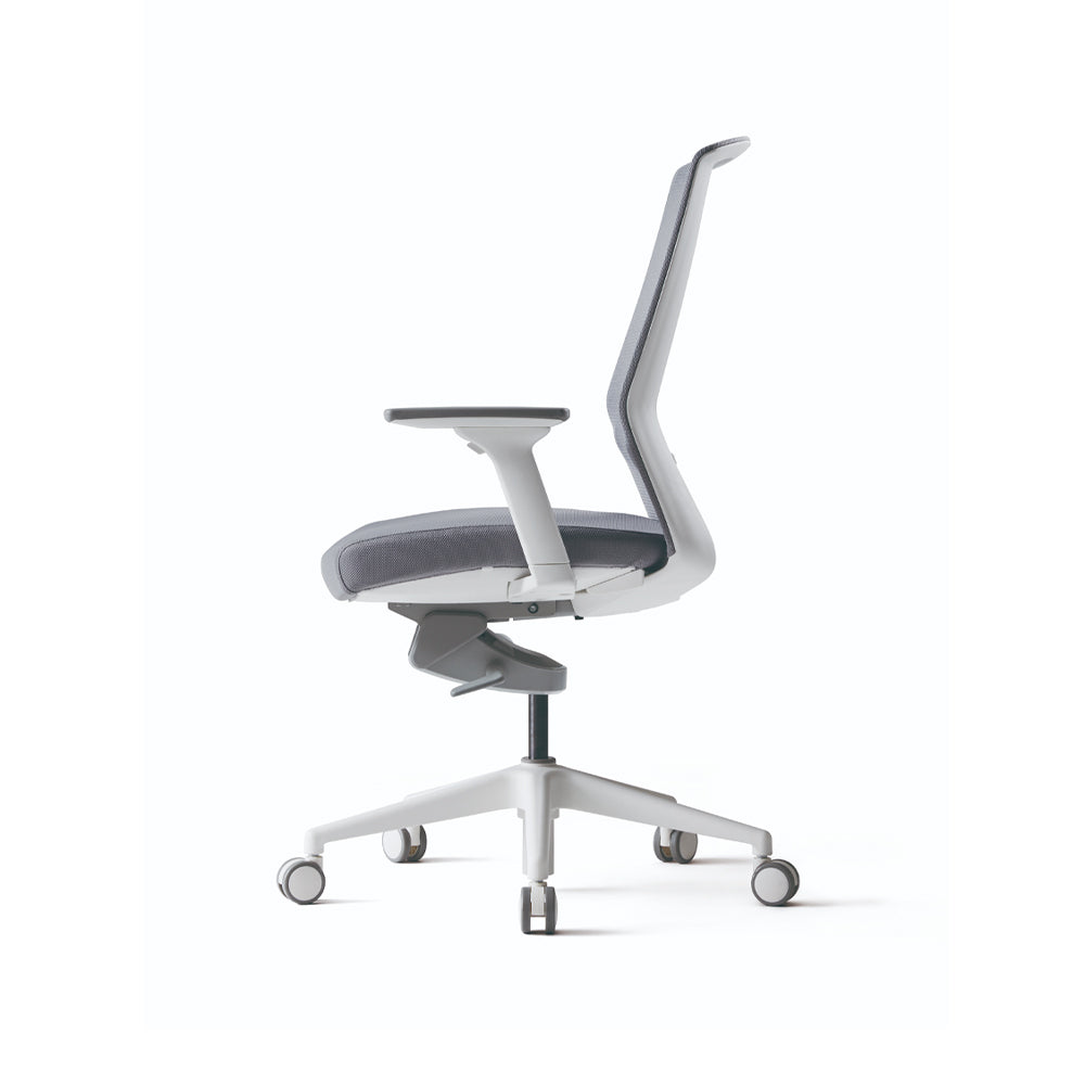 Silla NIMBO con apoyabrazos base blanca